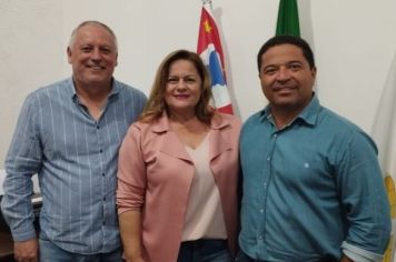 PREFEITA SÔNIA GABAU RECEBE EM SEU GABINETE, A VISITA DO VICE PREFEITO DE LUCÉLIA E REPRESENTANTE DA ADNAP
