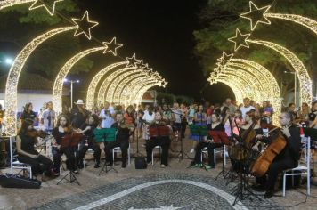 PREFEITURA DE SALMOURÃO ACENDE AS LUZES DO NATAL NA PRAÇA DA BANDEIRA