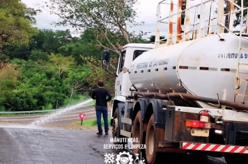 EQUIPE DE OBRAS E SERVIÇOS REALIZA LIMPEZA NO BAIRRO GUARANI APÓS TEMPORAL EM SALMOURÃO