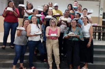 PREFEITURA DE SALMOURÃO FINALIZA CURSO DE TÉCNICAS DE CONFEITARIA