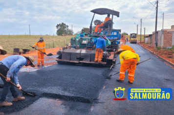 Prefeita Sônia acompanha as obras finais da nova pavimentação asfáltica.