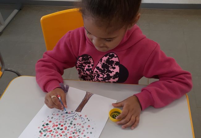 Creche Escola Municipal Maria Helena Specian Fiani inicia as atividades em comemoração ao Dia da Árvore.