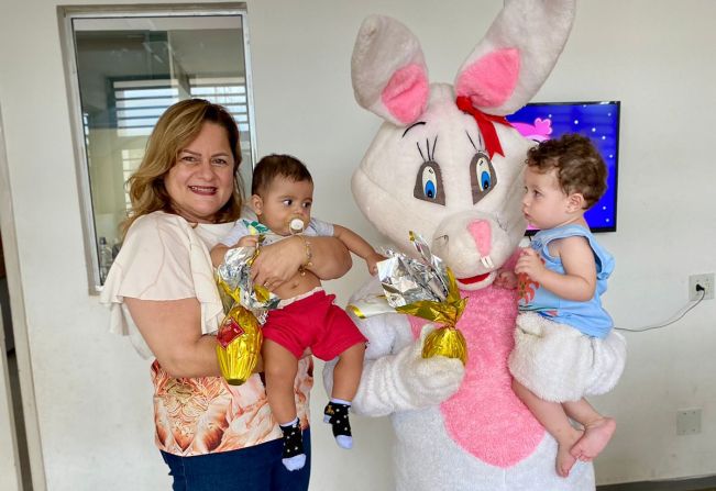 ATRAVÉS DA SECRETARIA DE EDUCAÇÃO, ALUNOS DA REDE MUNICIPAL DE ENSINO RECEBEM OVOS DE CHOCOLATE