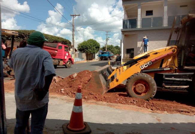 DEPARTAMENTO DE OBRAS E SERVIÇOS DA PREFEITURA DE SALMOURÃO REALIZA MELHORIAS PROXIMO A ROTATORIA DA PRAÇA DA BIBLIA. 