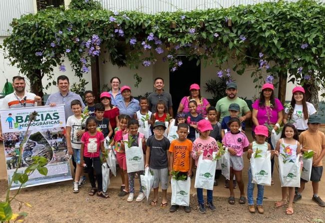 Crianças visitam a CAMDA em Adamantina