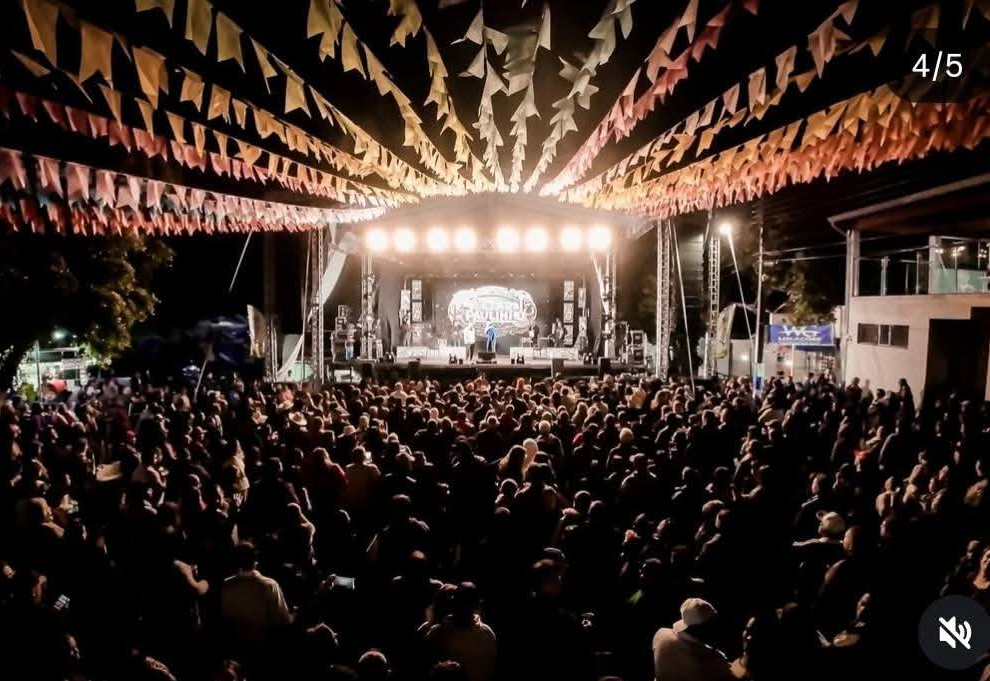  PRIMEIRA NOITE DA JULINA FEST SHOW ENCANTA O PÚBLICO EM SALMOURÃO
