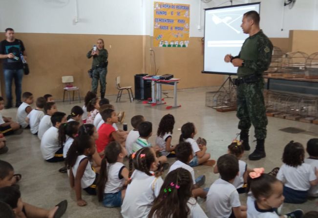 Policiais ambientais promovem palestra sobre os animais silvestres.