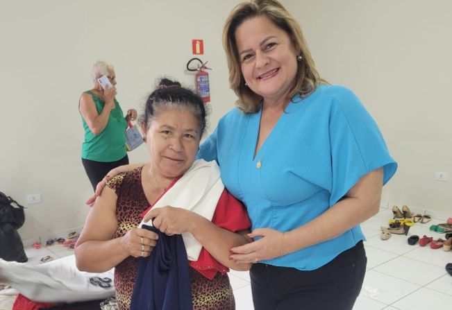 PREFEITA SÔNIA GABAU PARTICIPA DA ENTREGA DE AGASALHOS E SOPA PARA FAMÍLIAS DE SALMOURÃO