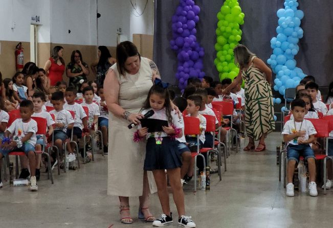 PREFEITURA DE SALMOURÃO REALIZA CERIMÔNIA DE FORMATURA DE ALUNOS DA EDUCAÇÃO INFANTIL