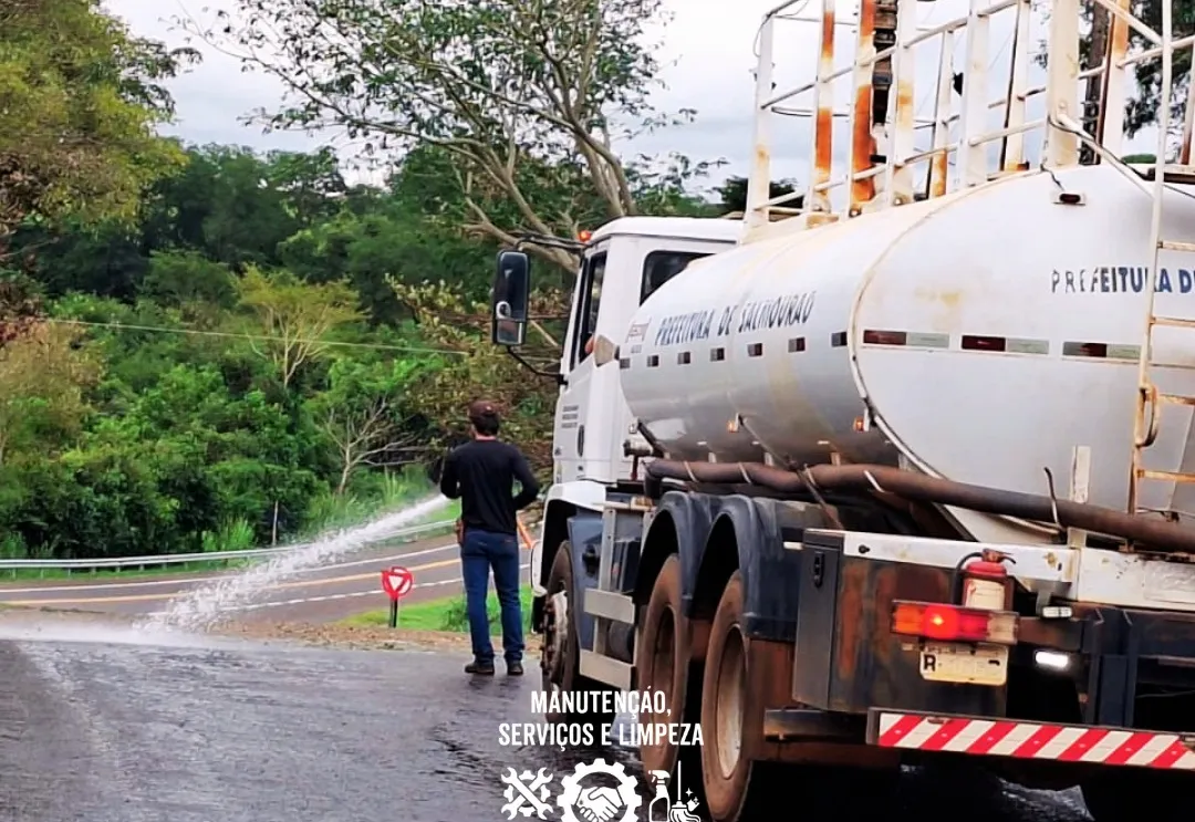 EQUIPE DE OBRAS E SERVIÇOS REALIZA LIMPEZA NO BAIRRO GUARANI APÓS TEMPORAL EM SALMOURÃO