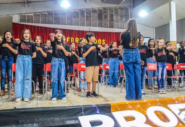 PARCERIA ENTRE POLÍCIA MILITAR E PREFEITURA MUNICIPAL FORMA NOVA TURMA DO PROERD EM SALMOURÃO
