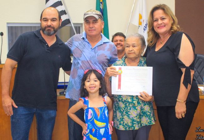 PREFEITA SÔNIA GABAU PARTICIPA DE SESSÃO SOLENE PARA ENTREGA DE MOÇÕES E TÍTULO DE CIDADÃO SALMOUROENSE