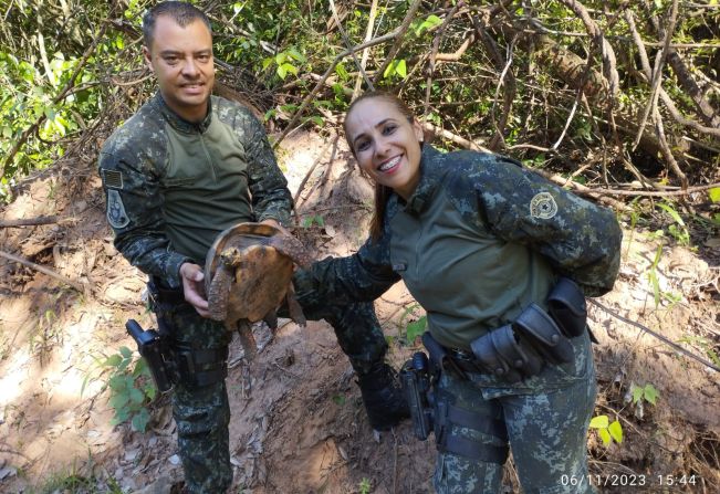 Policiais ambientais fazem a soltura de animais silvestres.