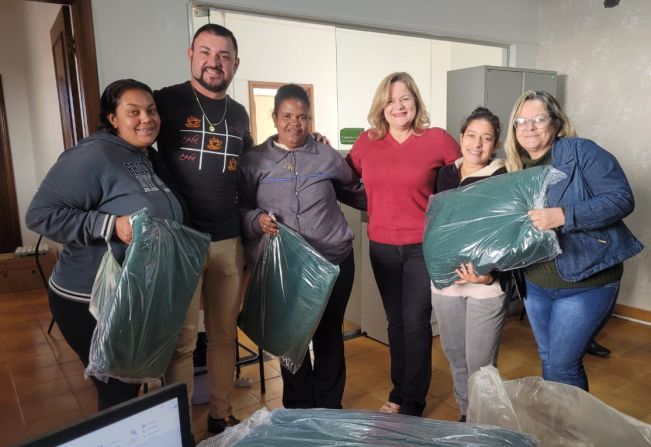 ASSISTÊNCIA SOCIAL DE SALMOURÃO REALIZA ENTREGA DE COBERTORES PARA FAMÍLIAS EM SITUAÇÃO DE VULNERABILIDADE